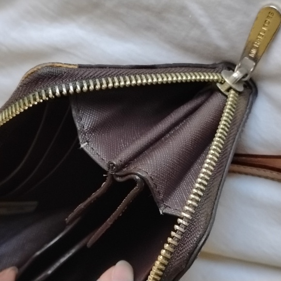 Michael Kors patent leather wallet wristlet - Picture 9 of 9